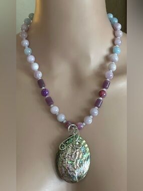 Beautiful 24 inch Kunzite gemstone bead necklace NWOT